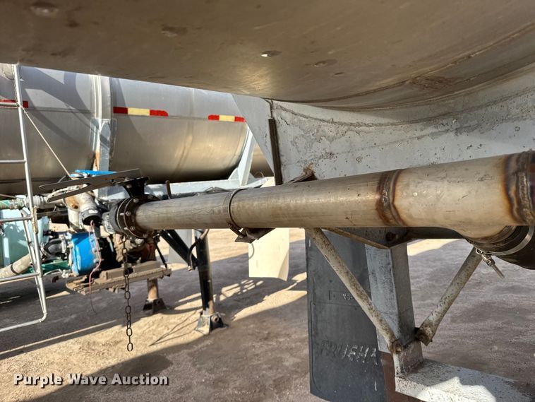 image for item FB0577 1979 Fruehauf TKPF2R6000 tank trailer