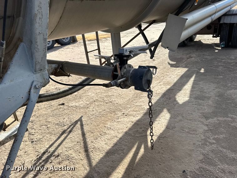 image for item FB0577 1979 Fruehauf TKPF2R6000 tank trailer