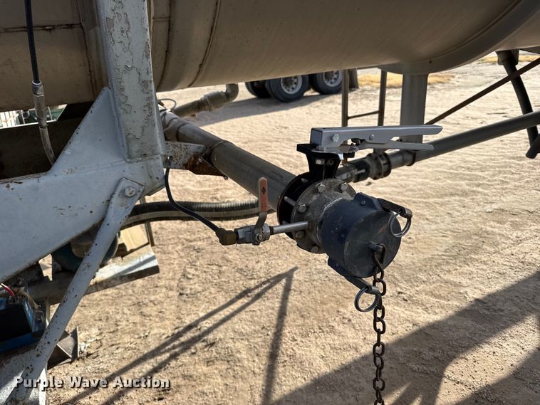 image for item FB0577 1979 Fruehauf TKPF2R6000 tank trailer