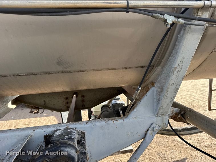 image for item FB0577 1979 Fruehauf TKPF2R6000 tank trailer