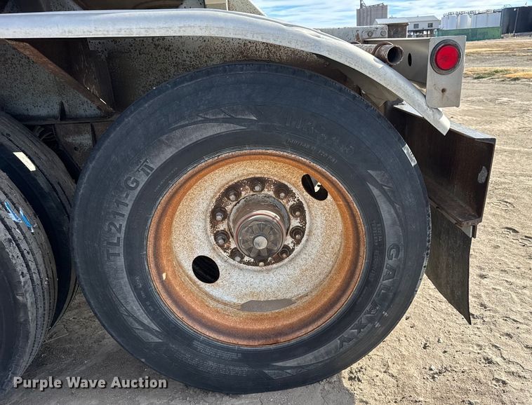 image for item FB0577 1979 Fruehauf TKPF2R6000 tank trailer