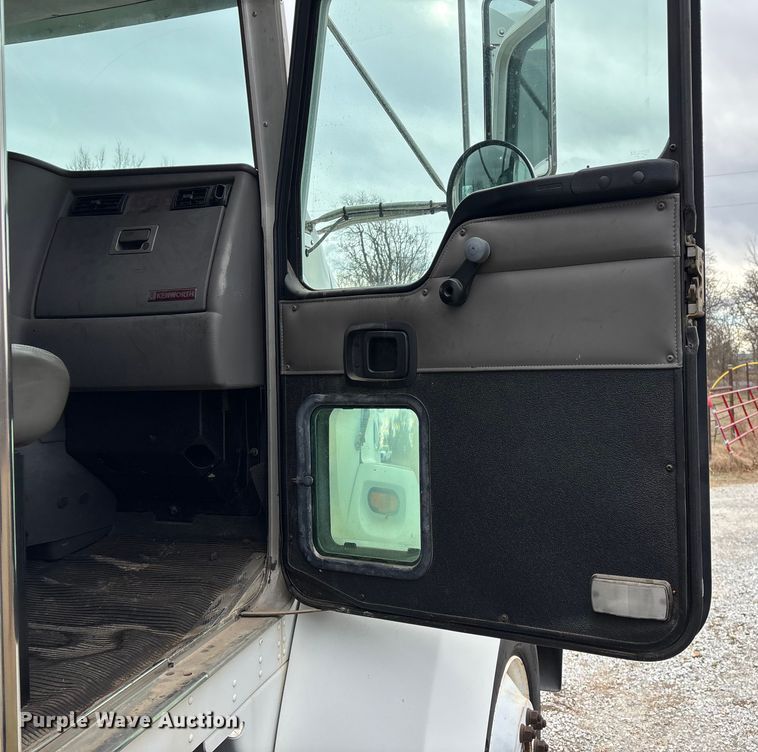 image for item FG0021 2005 Kenworth T300 box truck