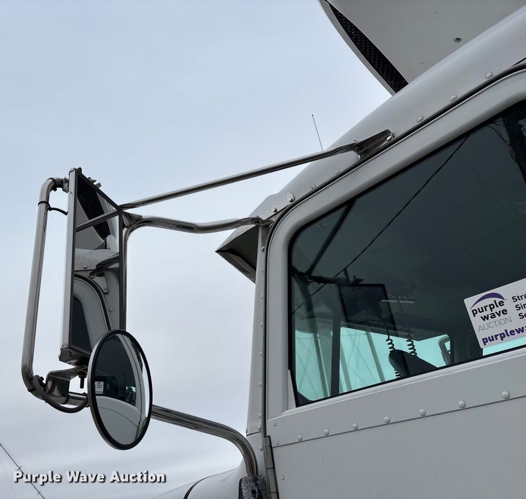 image for item FG0026 2007 Peterbilt PB335 refrigerated truck