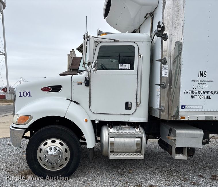 image for item FG0026 2007 Peterbilt PB335 refrigerated truck