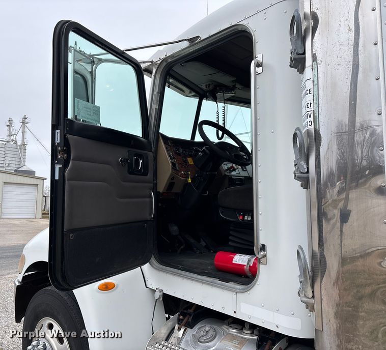 image for item FG0026 2007 Peterbilt PB335 refrigerated truck