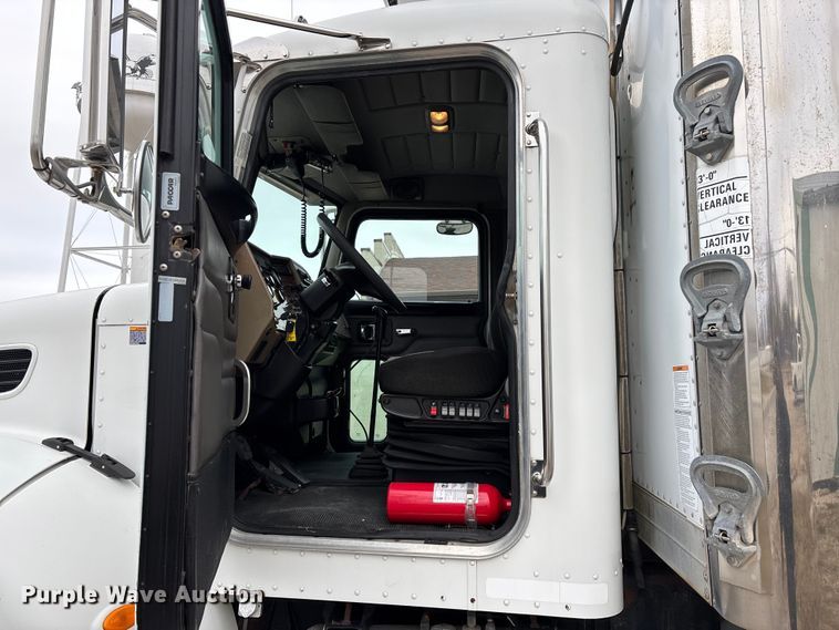 image for item FG0026 2007 Peterbilt PB335 refrigerated truck