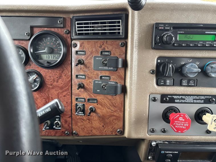 image for item FG0026 2007 Peterbilt PB335 refrigerated truck