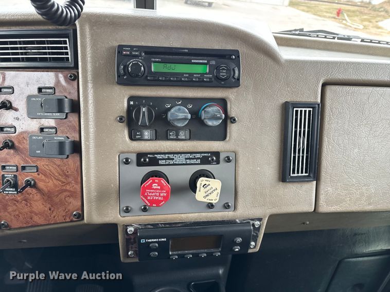 image for item FG0026 2007 Peterbilt PB335 refrigerated truck