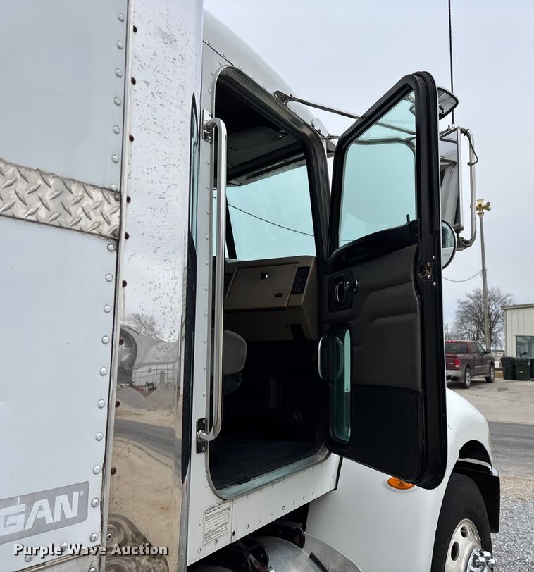 image for item FG0026 2007 Peterbilt PB335 refrigerated truck