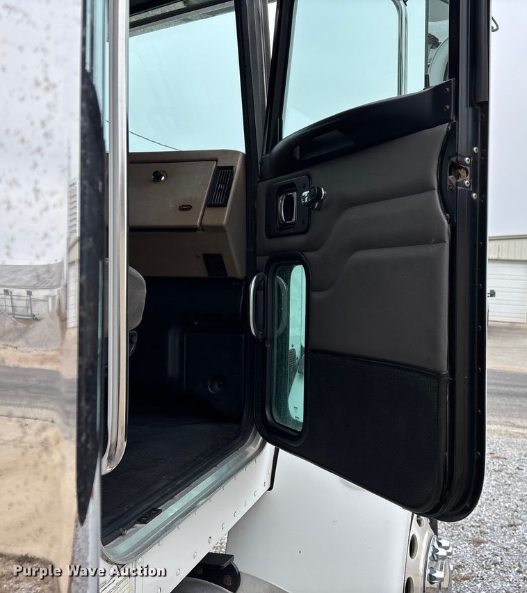 image for item FG0026 2007 Peterbilt PB335 refrigerated truck