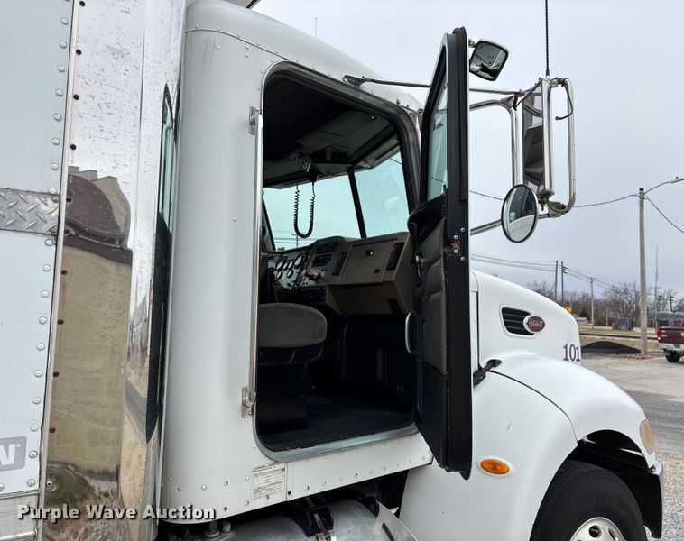 image for item FG0026 2007 Peterbilt PB335 refrigerated truck