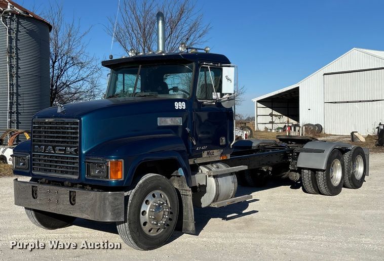 image for item FG0028 1999 Mack CH600 semi truck
