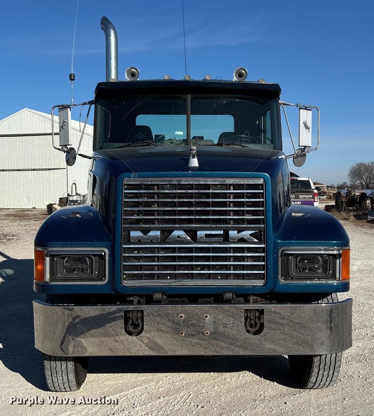 image for item FG0028 1999 Mack CH600 semi truck