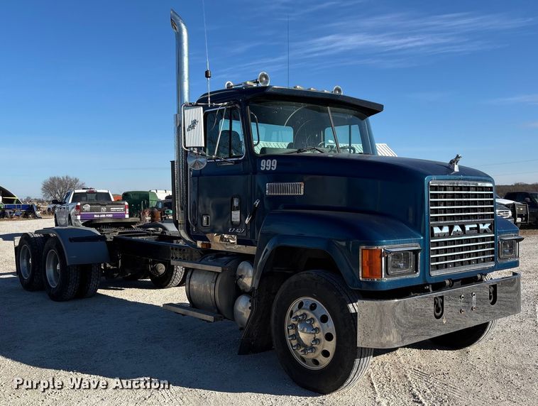 image for item FG0028 1999 Mack CH600 semi truck