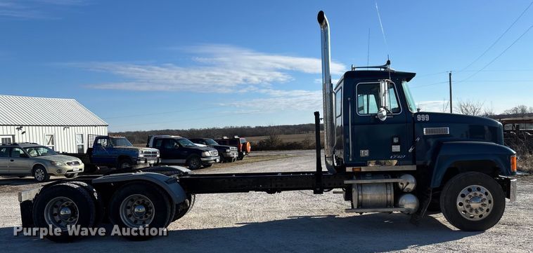 image for item FG0028 1999 Mack CH600 semi truck
