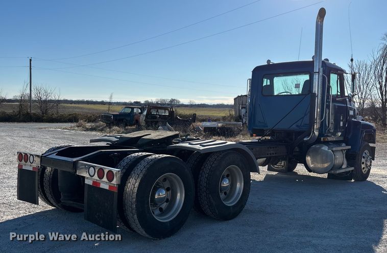 image for item FG0028 1999 Mack CH600 semi truck