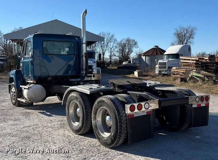 image for item FG0028 1999 Mack CH600 semi truck