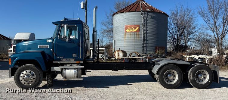 image for item FG0028 1999 Mack CH600 semi truck