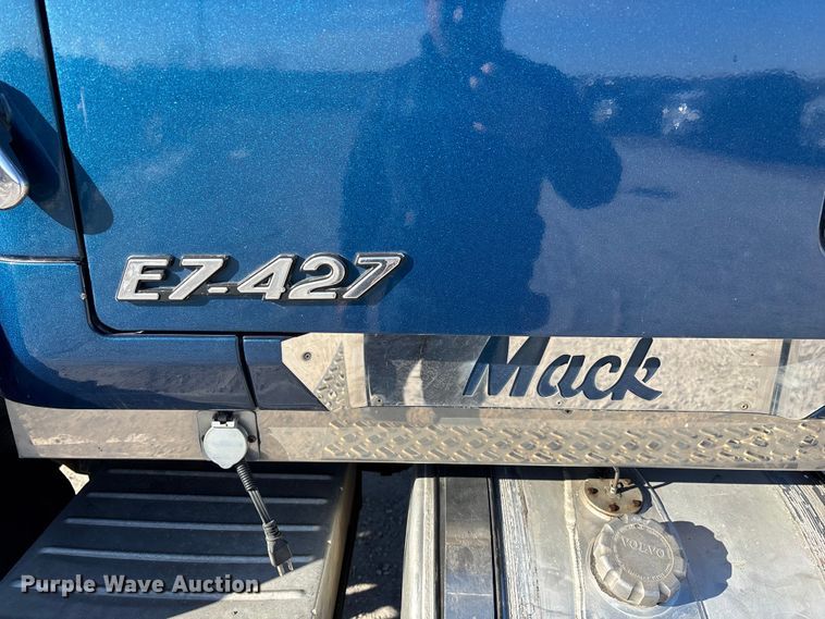 image for item FG0028 1999 Mack CH600 semi truck