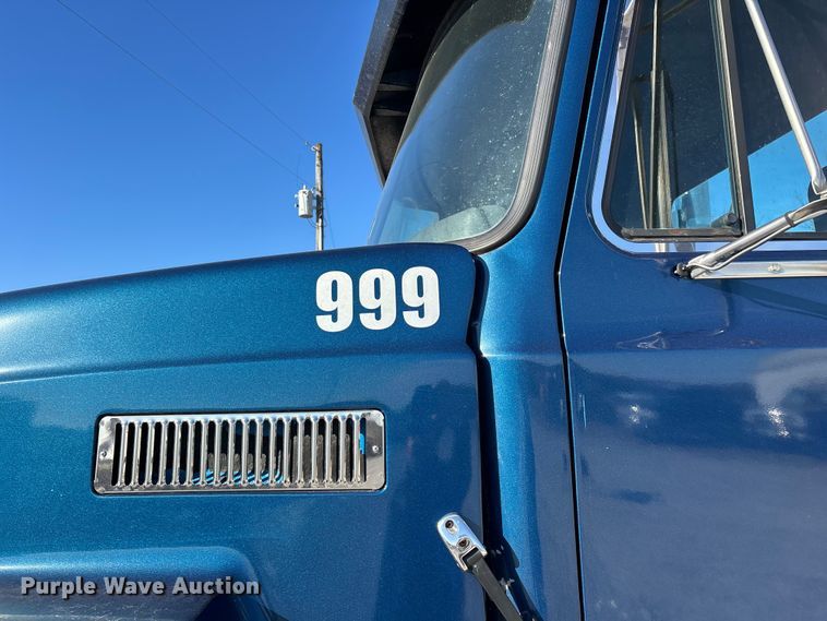 image for item FG0028 1999 Mack CH600 semi truck