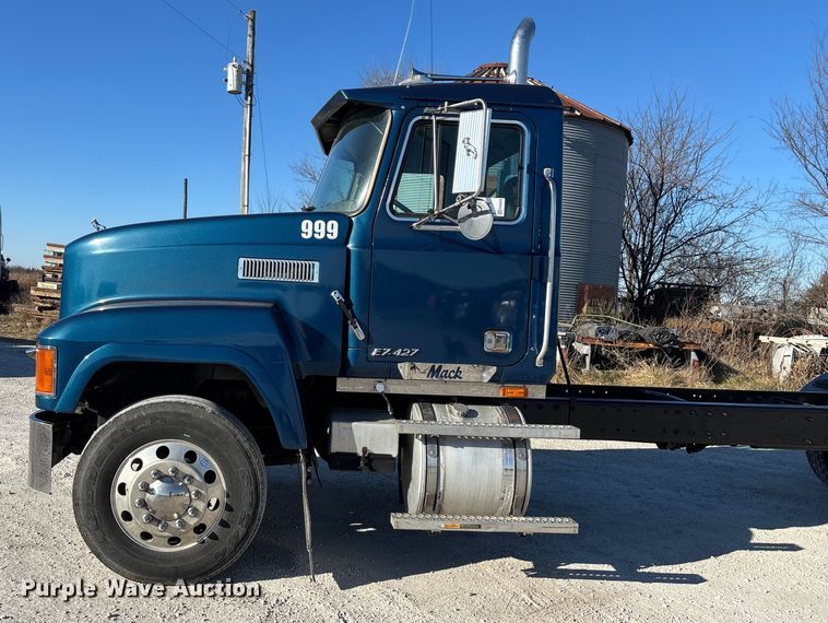image for item FG0028 1999 Mack CH600 semi truck
