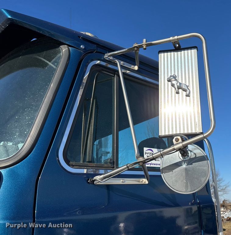 image for item FG0028 1999 Mack CH600 semi truck