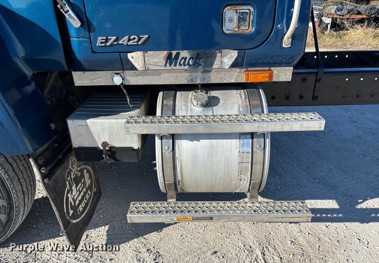 image for item FG0028 1999 Mack CH600 semi truck