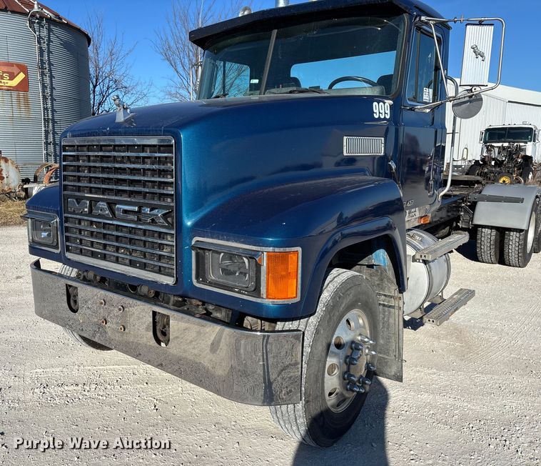 image for item FG0028 1999 Mack CH600 semi truck