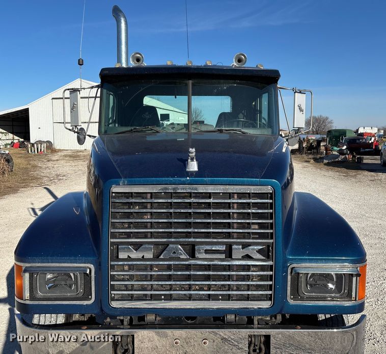 image for item FG0028 1999 Mack CH600 semi truck