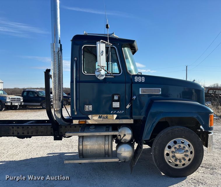 image for item FG0028 1999 Mack CH600 semi truck