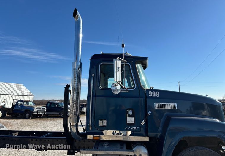 image for item FG0028 1999 Mack CH600 semi truck