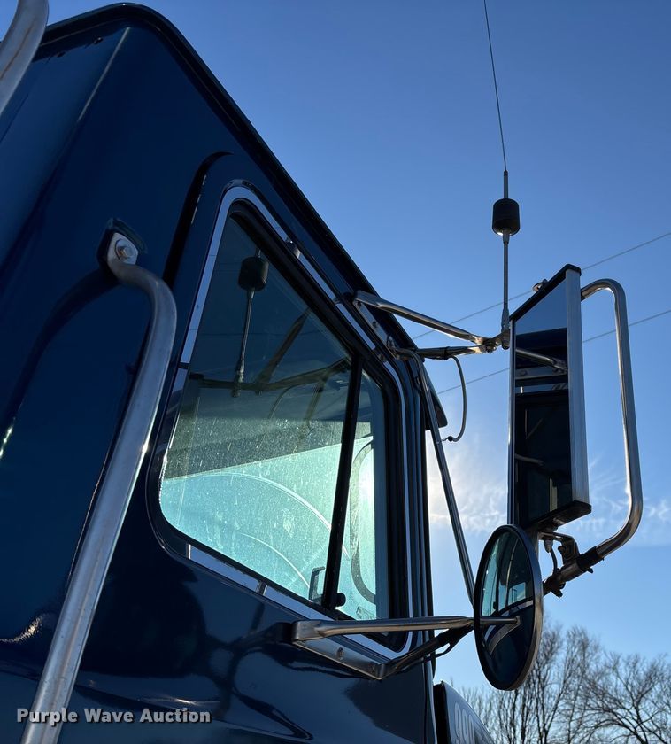 image for item FG0028 1999 Mack CH600 semi truck