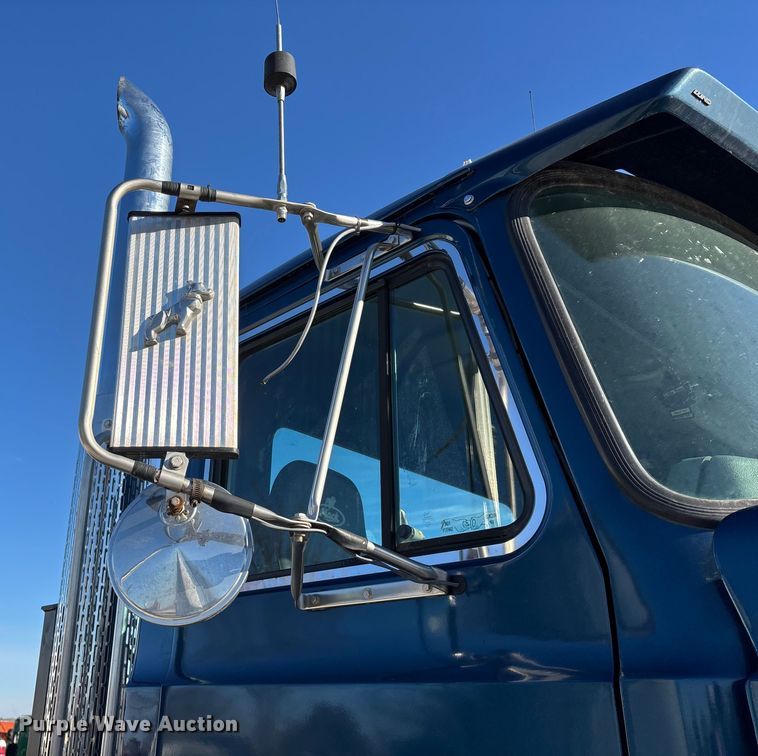 image for item FG0028 1999 Mack CH600 semi truck