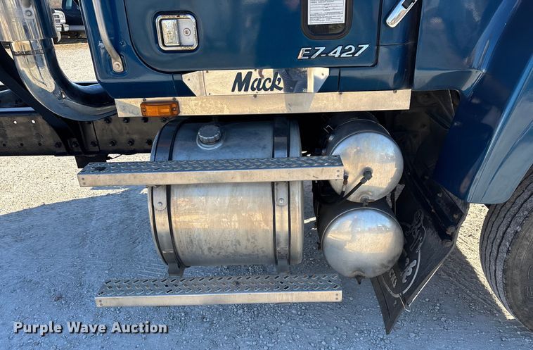 image for item FG0028 1999 Mack CH600 semi truck