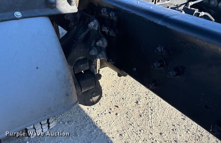 image for item FG0028 1999 Mack CH600 semi truck