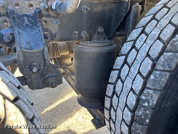 image for item FG0028 1999 Mack CH600 semi truck