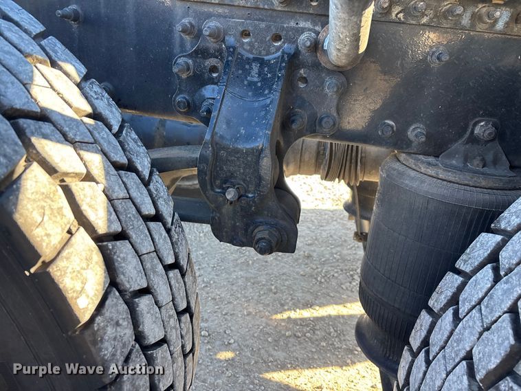 image for item FG0028 1999 Mack CH600 semi truck