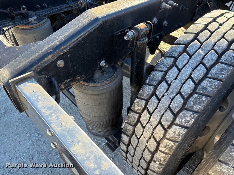 image for item FG0028 1999 Mack CH600 semi truck