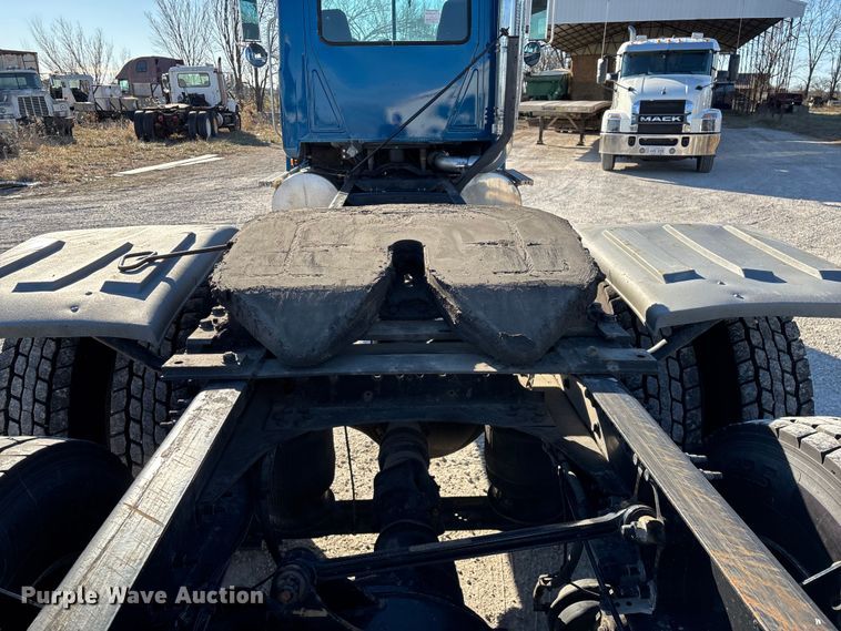 image for item FG0028 1999 Mack CH600 semi truck