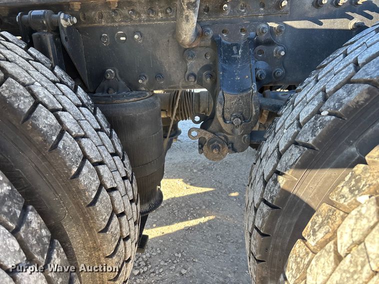 image for item FG0028 1999 Mack CH600 semi truck