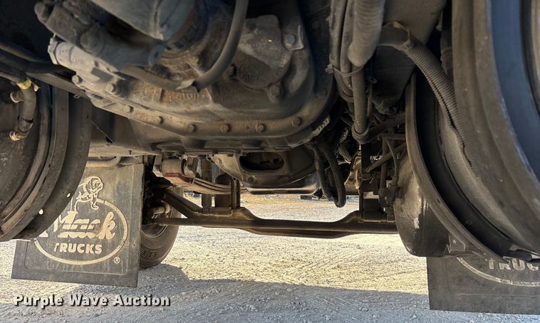 image for item FG0028 1999 Mack CH600 semi truck