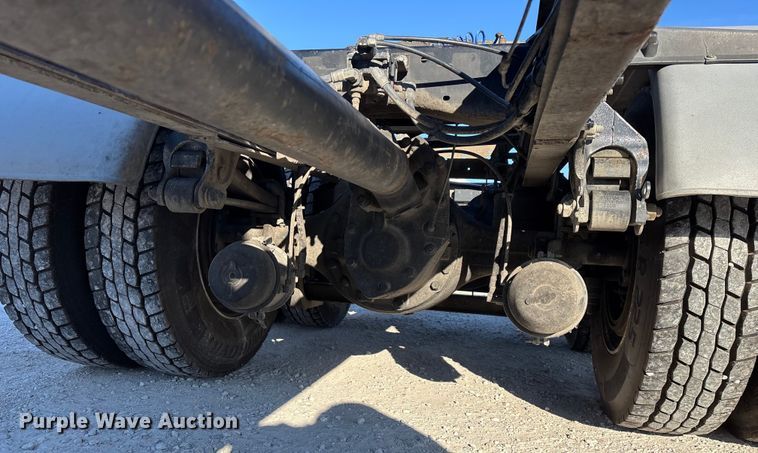 image for item FG0028 1999 Mack CH600 semi truck