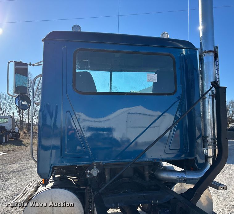 image for item FG0028 1999 Mack CH600 semi truck