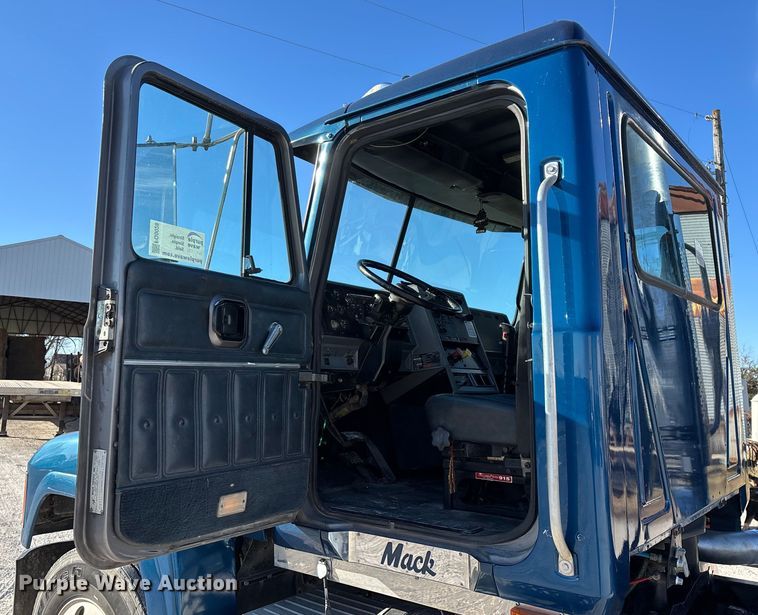 image for item FG0028 1999 Mack CH600 semi truck