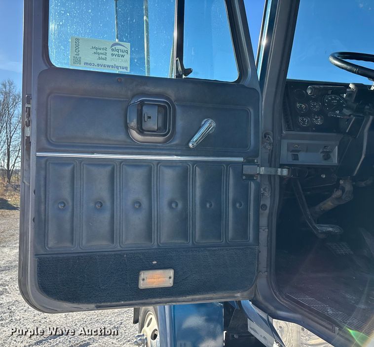 image for item FG0028 1999 Mack CH600 semi truck