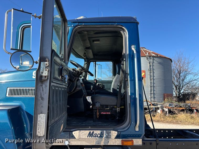 image for item FG0028 1999 Mack CH600 semi truck