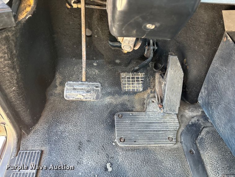 image for item FG0028 1999 Mack CH600 semi truck