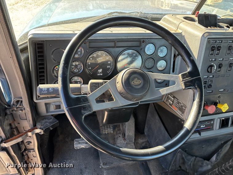 image for item FG0028 1999 Mack CH600 semi truck