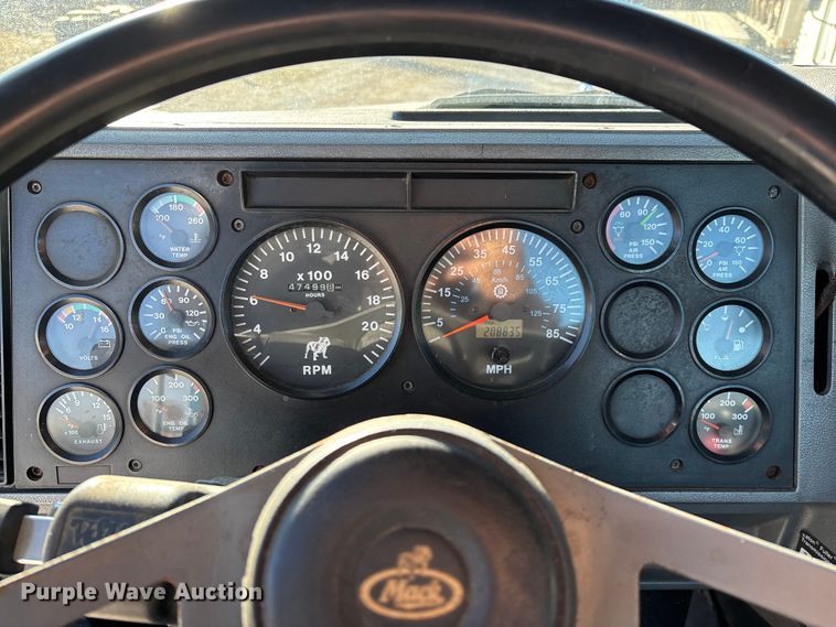 image for item FG0028 1999 Mack CH600 semi truck