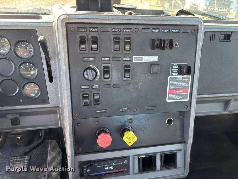 image for item FG0028 1999 Mack CH600 semi truck